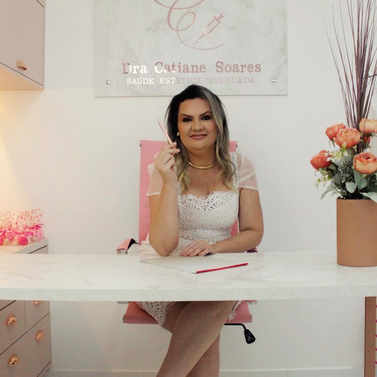 Dra. Catiane Soares — especialista em saúde estética avançada da Clínica Além da Pele em Foz do Iguaçu